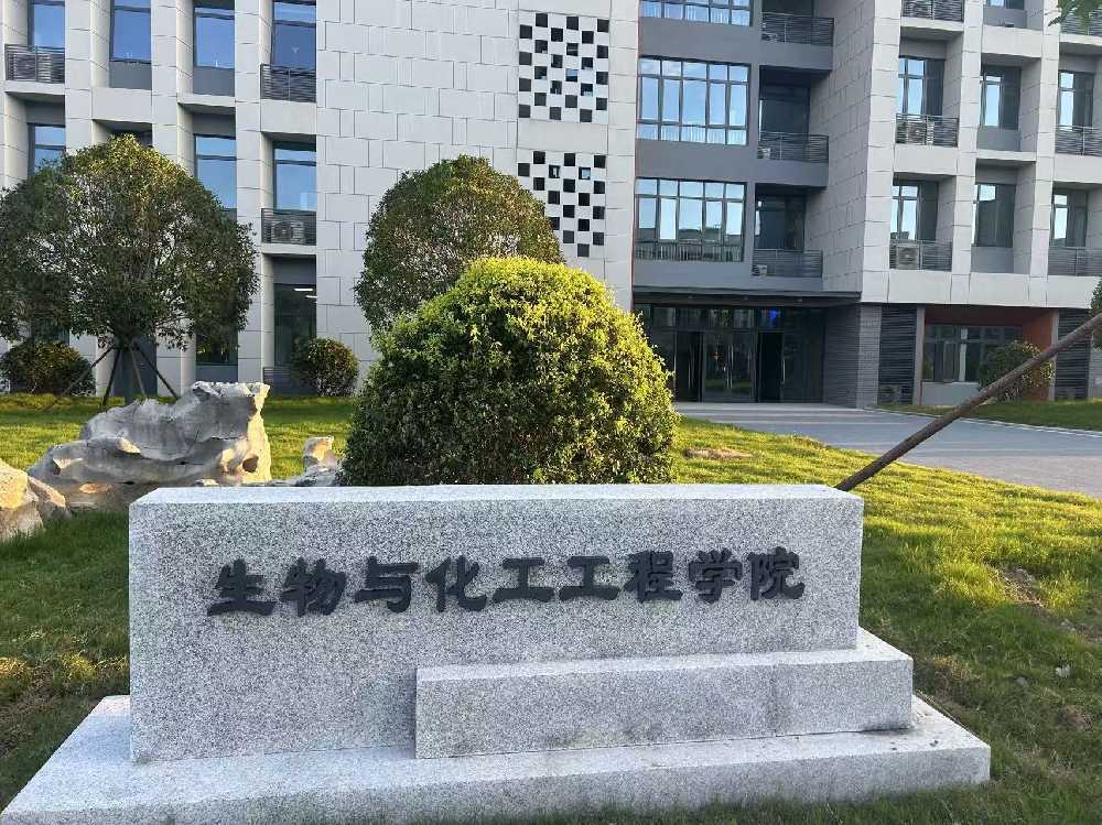 东西湖区扬州职业大学体育场高杆灯项目